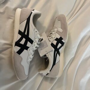 BNWT Onitsuka Tiger White and Black Serrano Sneakers